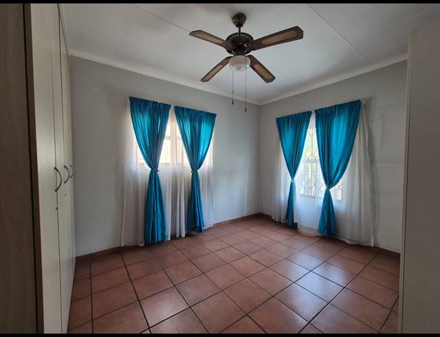 3 BEDROOM TOWNHOUSE FOR SALE IN VANDERBIJLPARK SE 2